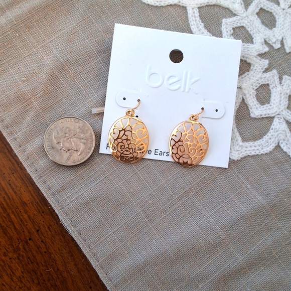 💥SALE💥BELK, Gold Cutout Dangle Earrings NEW - Picture 2 of 4